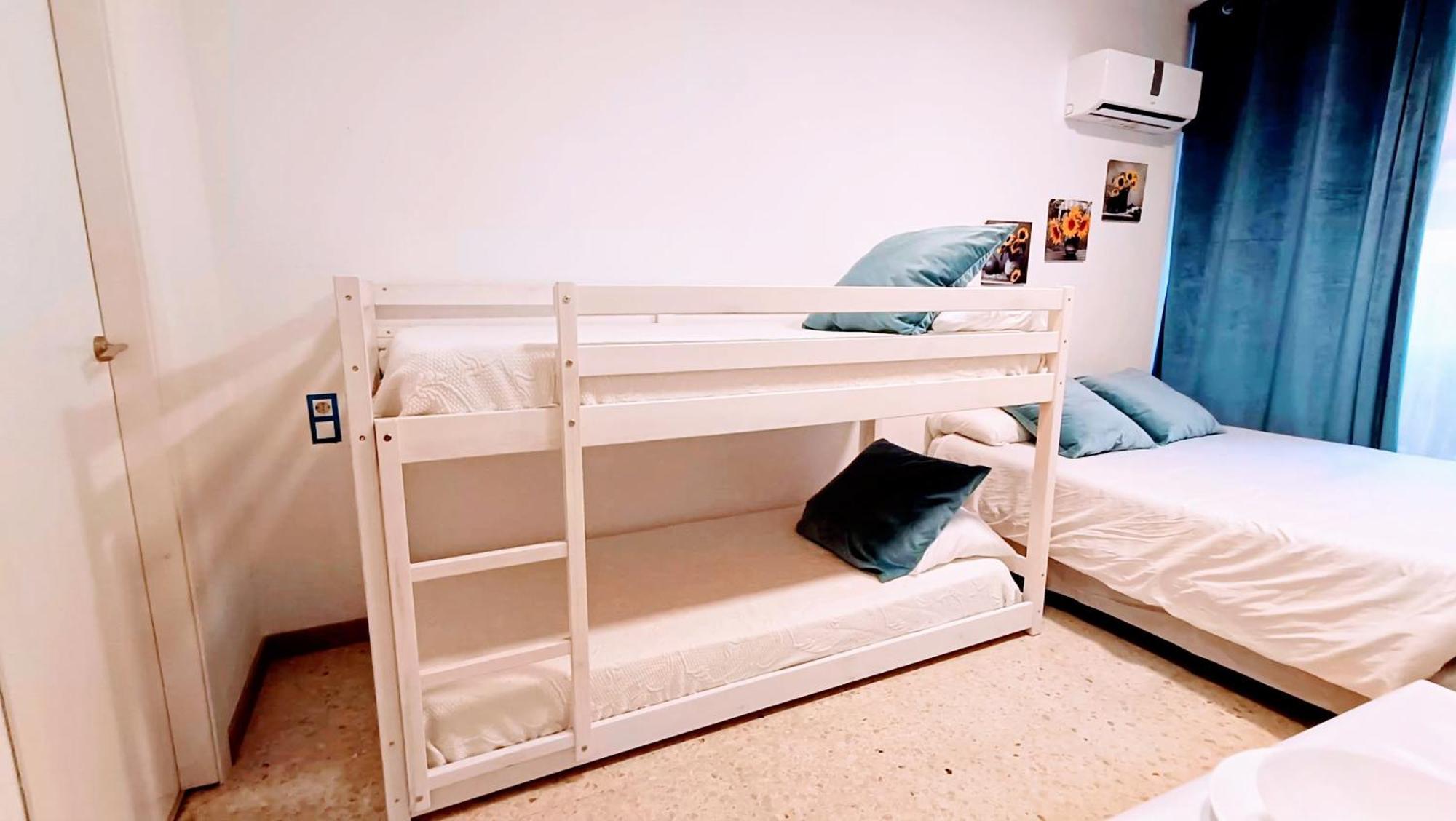 Hostal Estudios Badalona Bagian luar foto