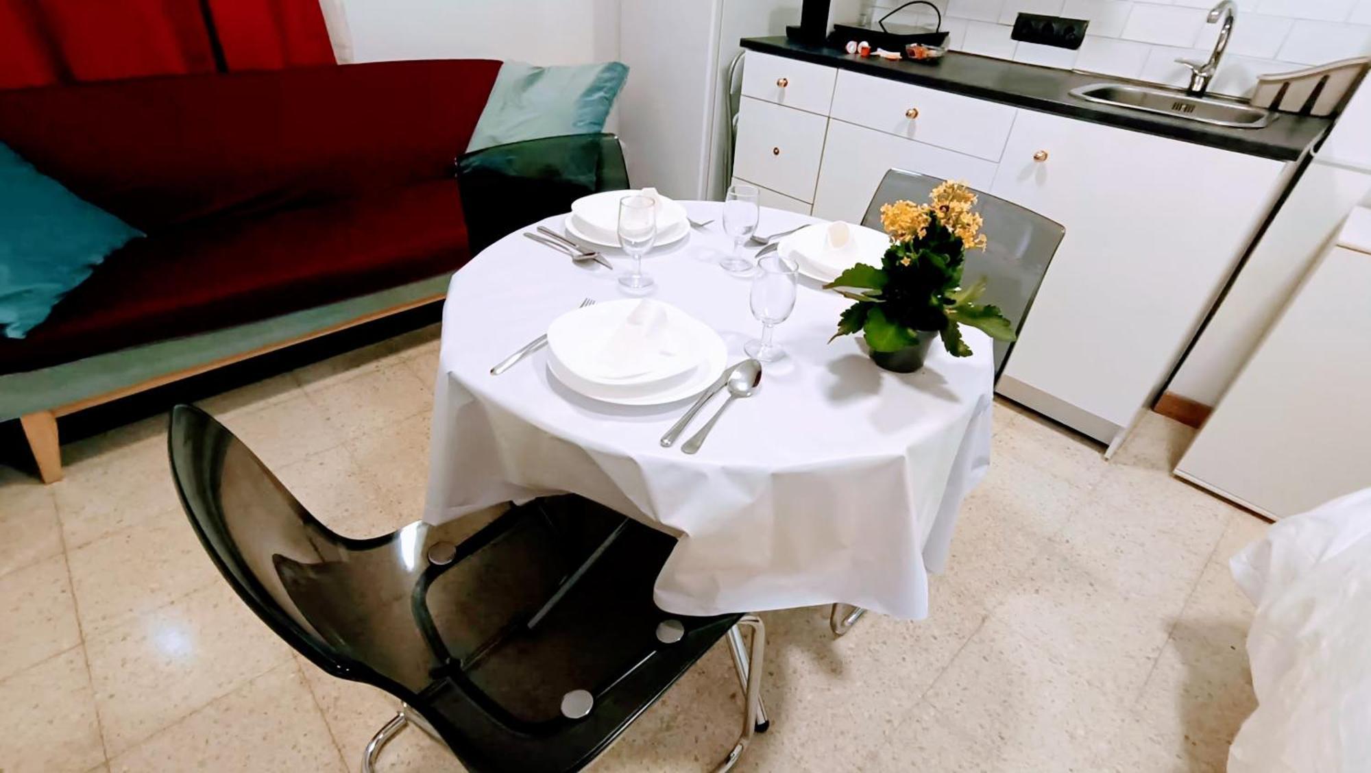 Hostal Estudios Badalona Bagian luar foto