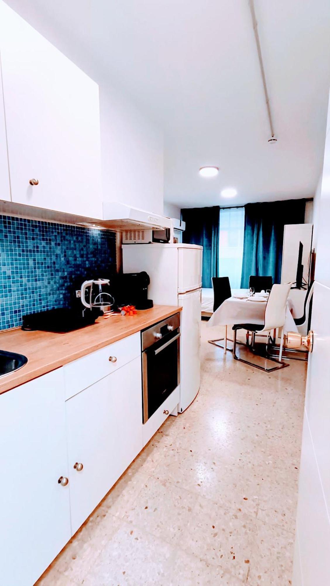 Hostal Estudios Badalona Bagian luar foto