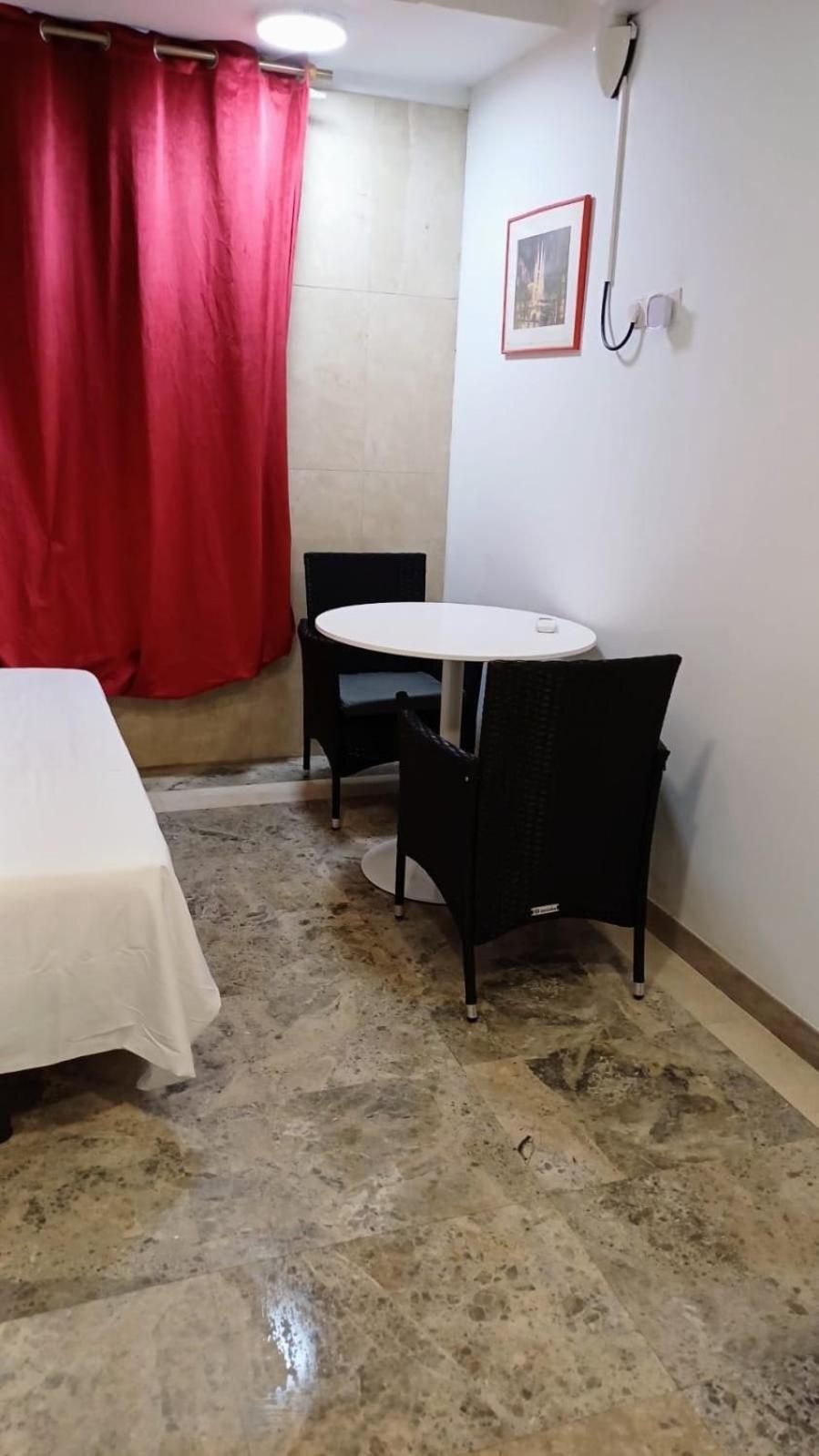 Hostal Estudios Badalona Bagian luar foto