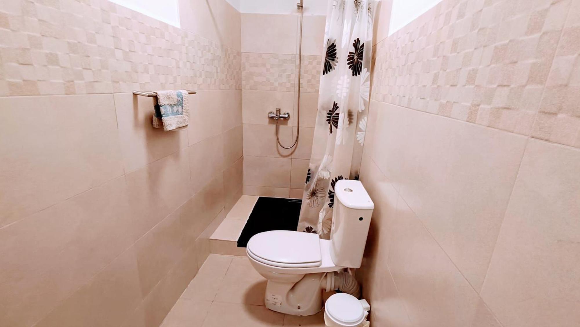 Hostal Estudios Badalona Bagian luar foto