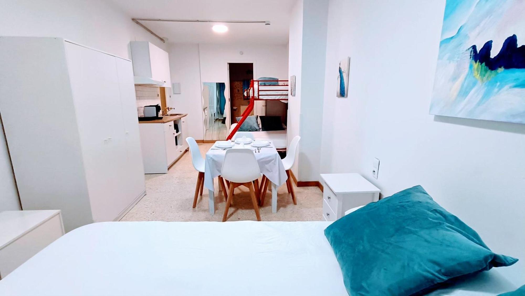 Hostal Estudios Badalona Bagian luar foto