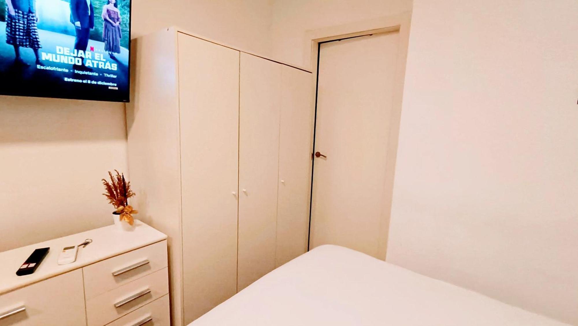 Hostal Estudios Badalona Bagian luar foto