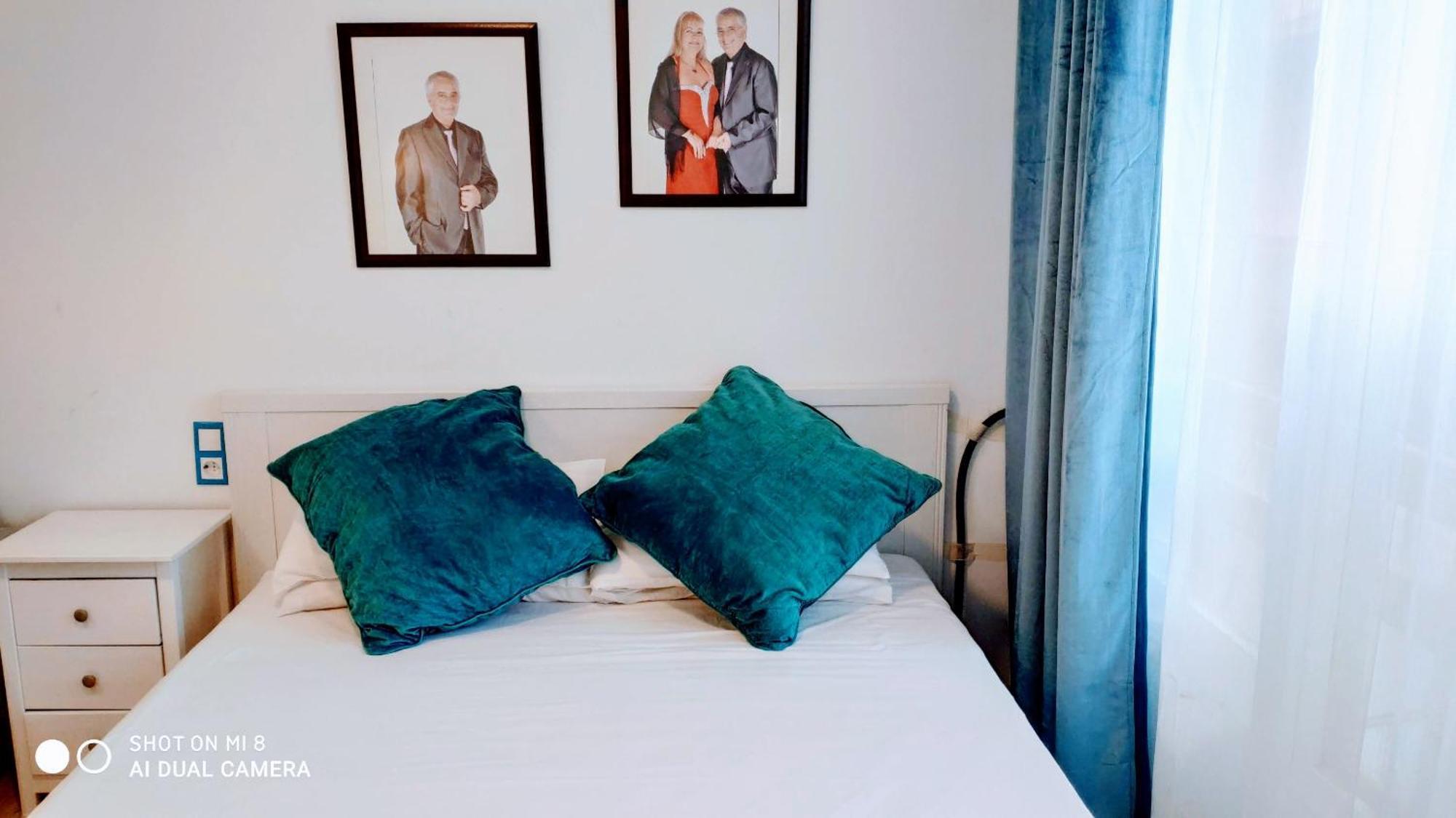 Hostal Estudios Badalona Bagian luar foto