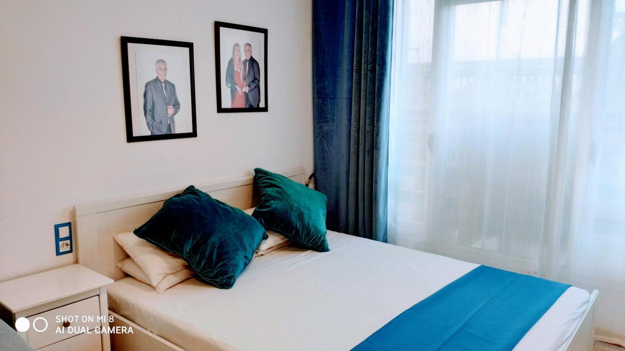 Hostal Estudios Badalona Bagian luar foto