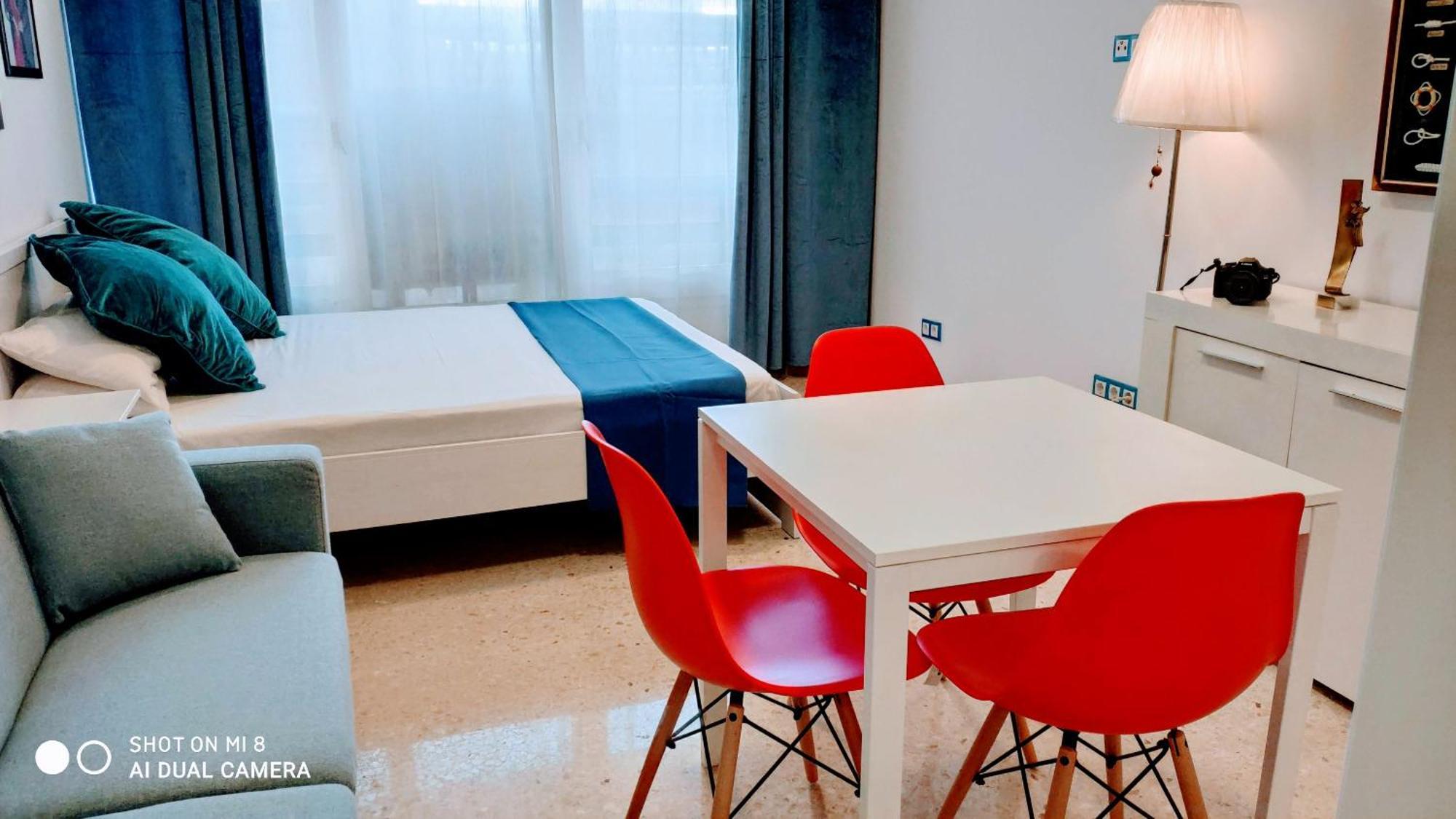Hostal Estudios Badalona Bagian luar foto
