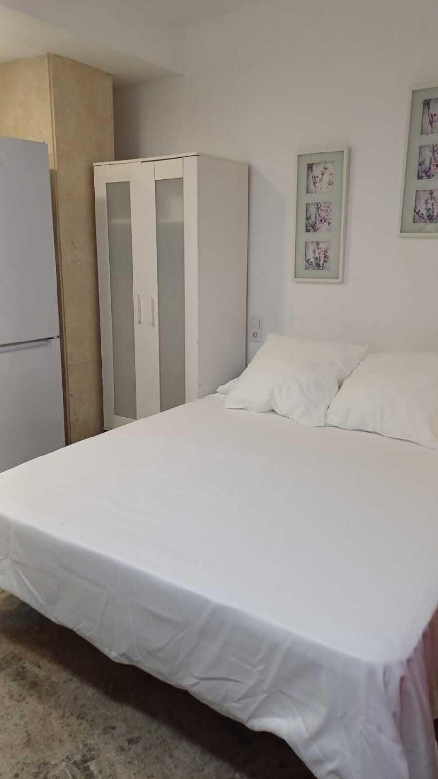 Hostal Estudios Badalona Bagian luar foto